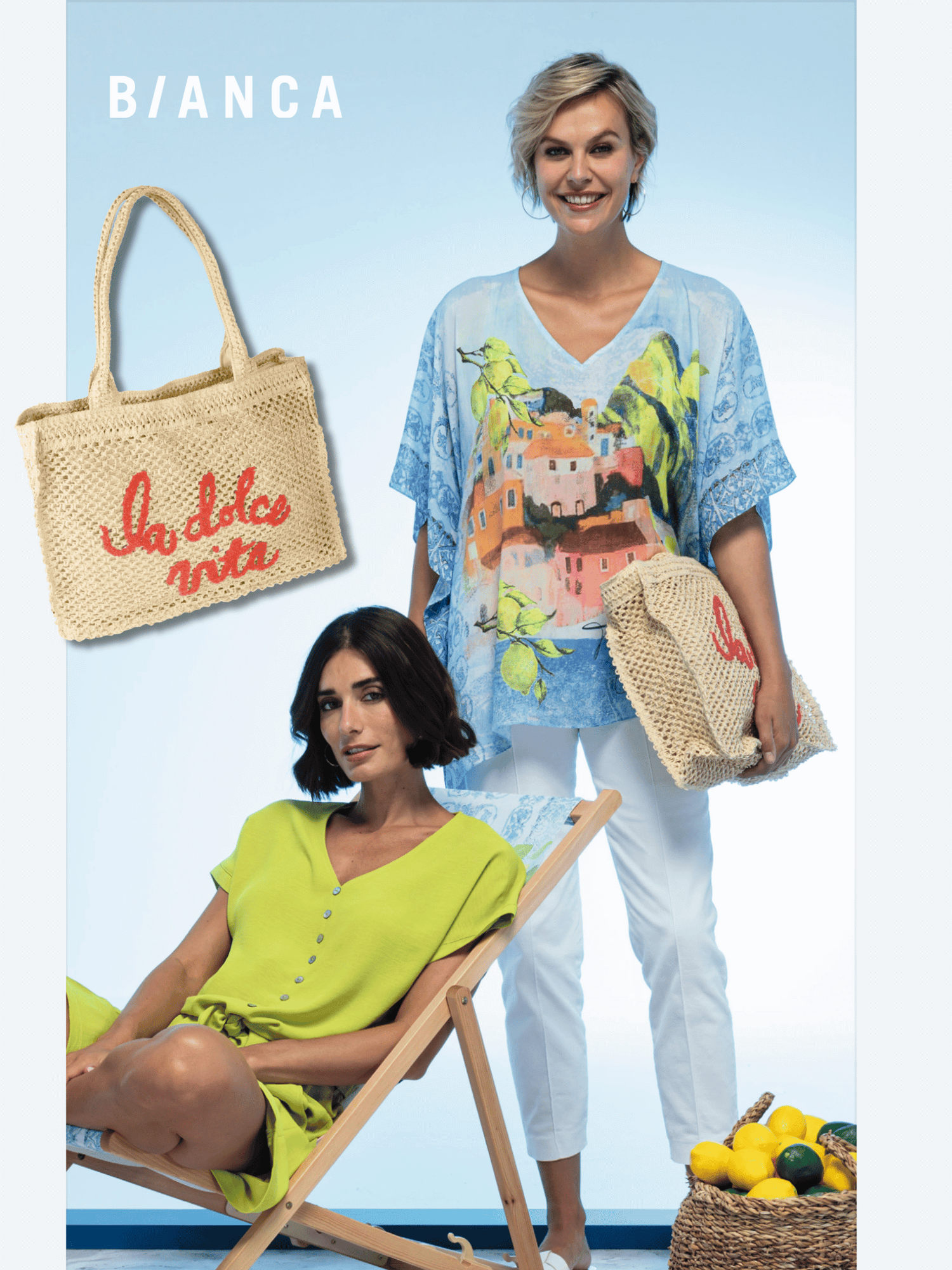 Zwei Frauen in farbenfroher B/ANCA-Sommermode mit AMALFI-Shopper-Tasche und Zitronen-Accessoires. Hinweis auf Geschenkaktion beim Einkauf ab 99,99 € im Mai 2025.