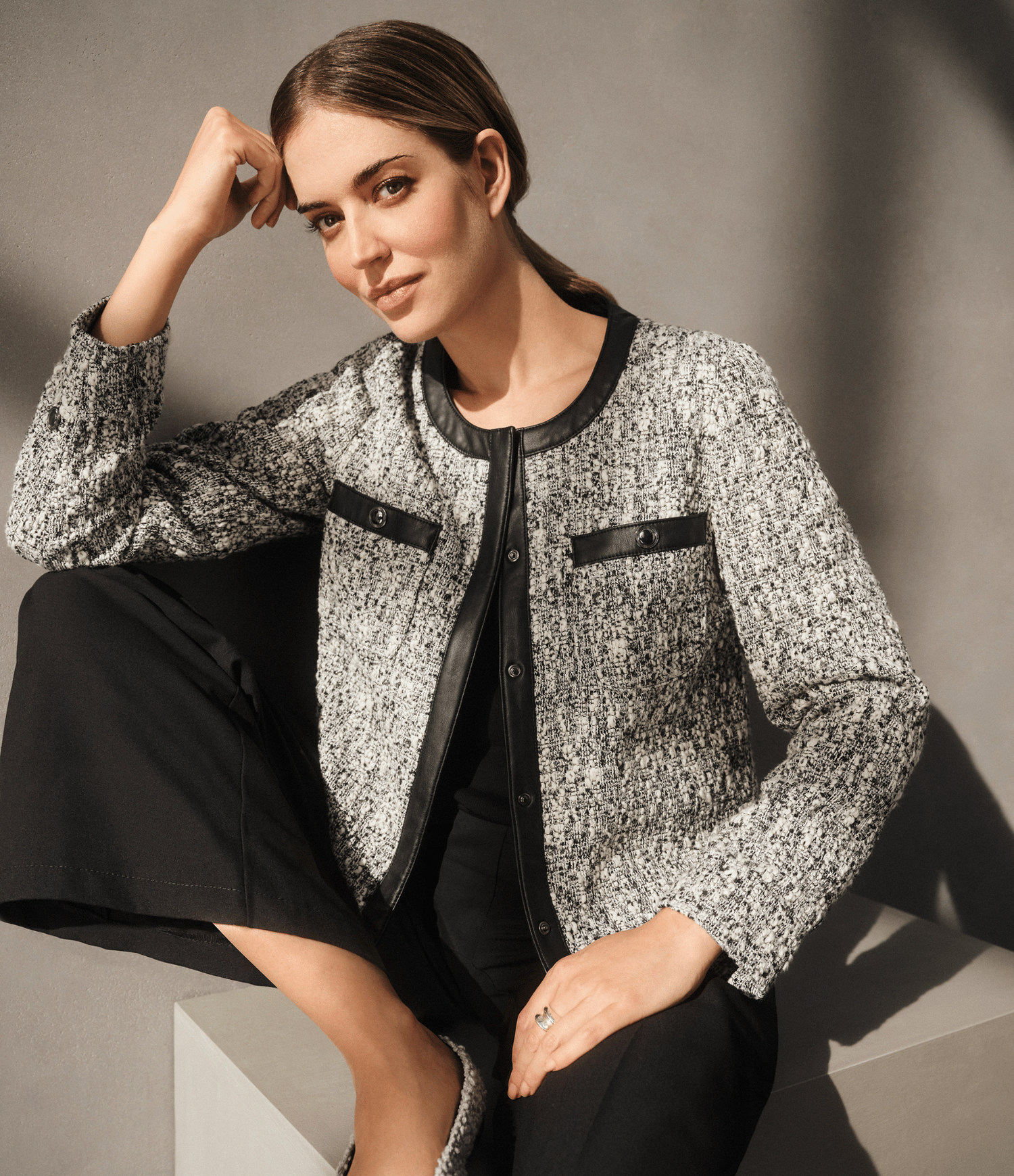 Frau in klassischem Blazer – elegante Looks für zeitlose Damenmode bei Kimpel