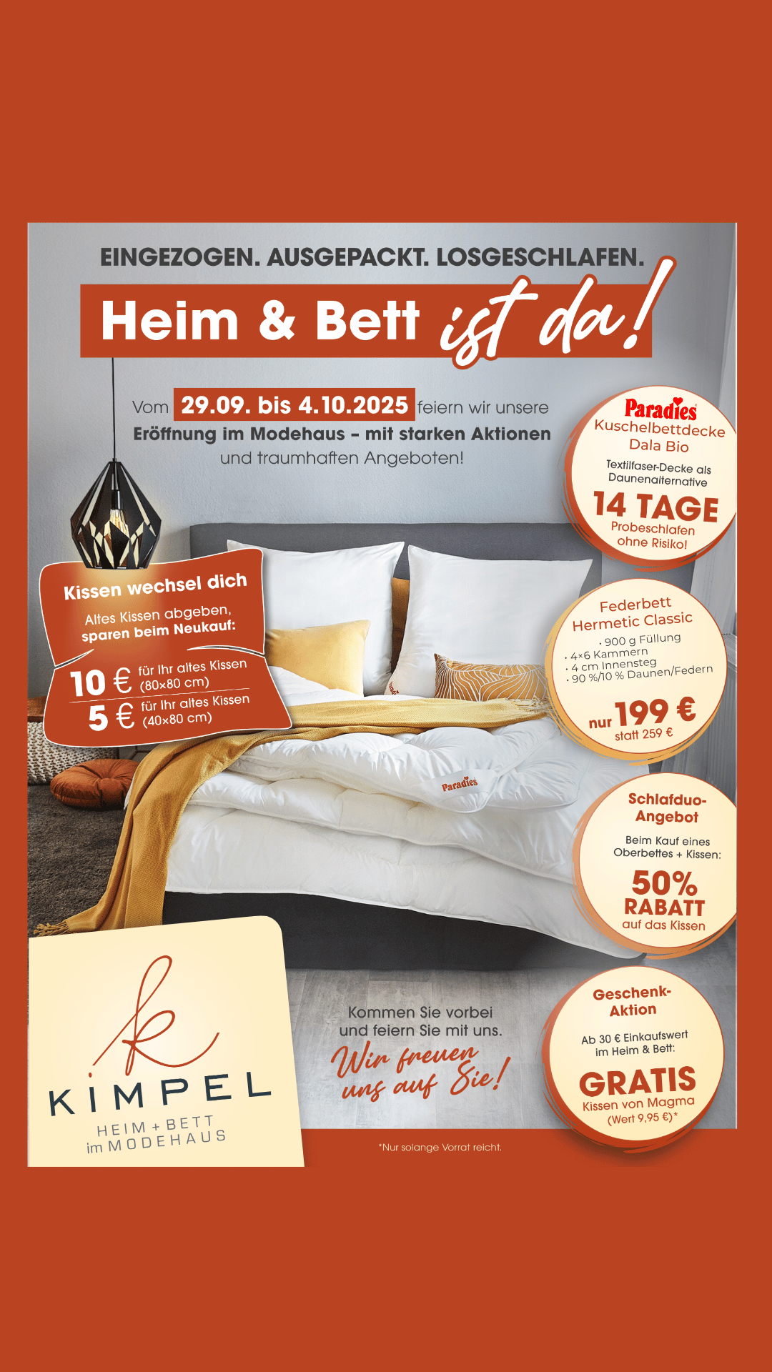 Gemütliches Schlafzimmer mit weißer Bettwäsche, Kissen und herbstlichen Farben – Aktionsplakat zur Neueröffnung von „Heim & Bett“ im Modehaus Kimpel mit Infos zu Rabatten, Kissentausch und Geschenken.
