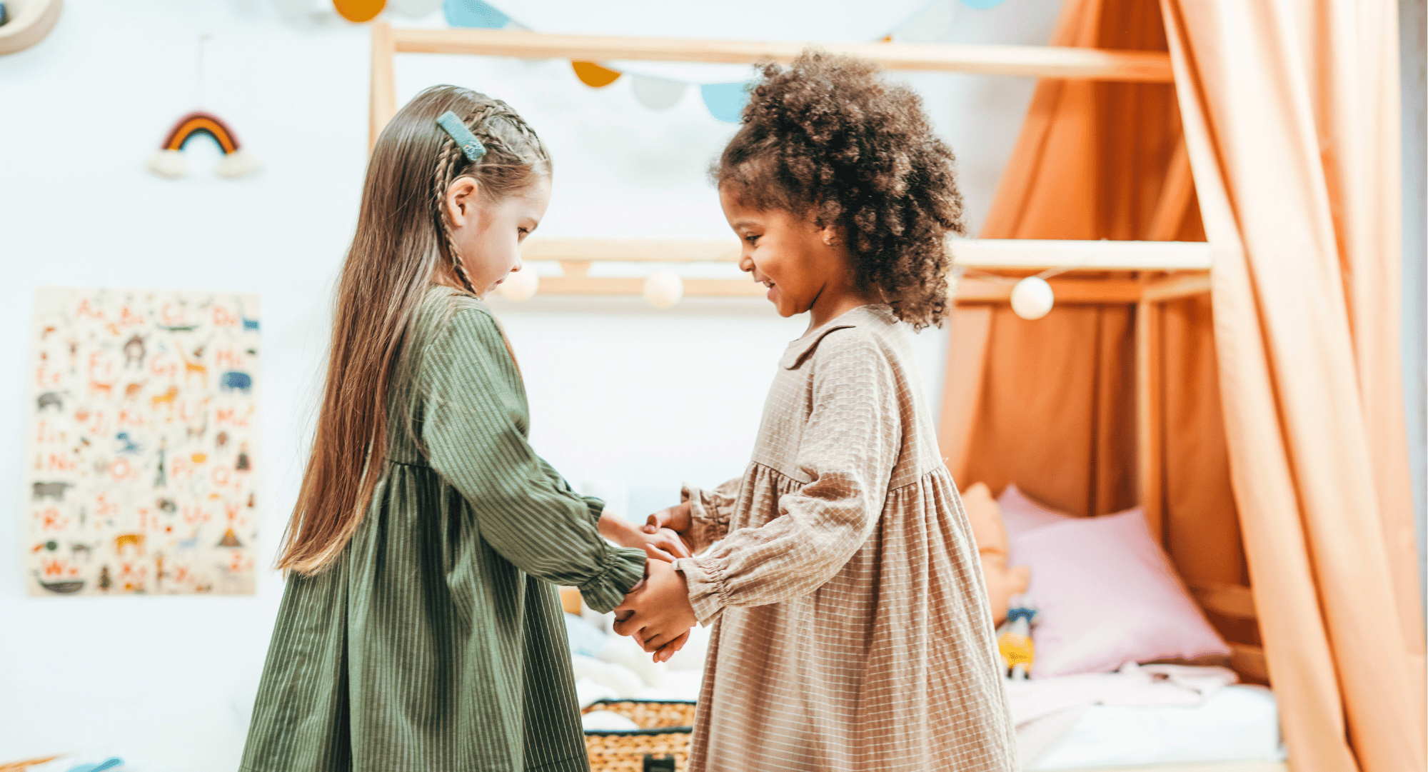 Zwei Mädchen in süßer Kinderkleidung – Kindermode bei Kimpel Mode & Sport