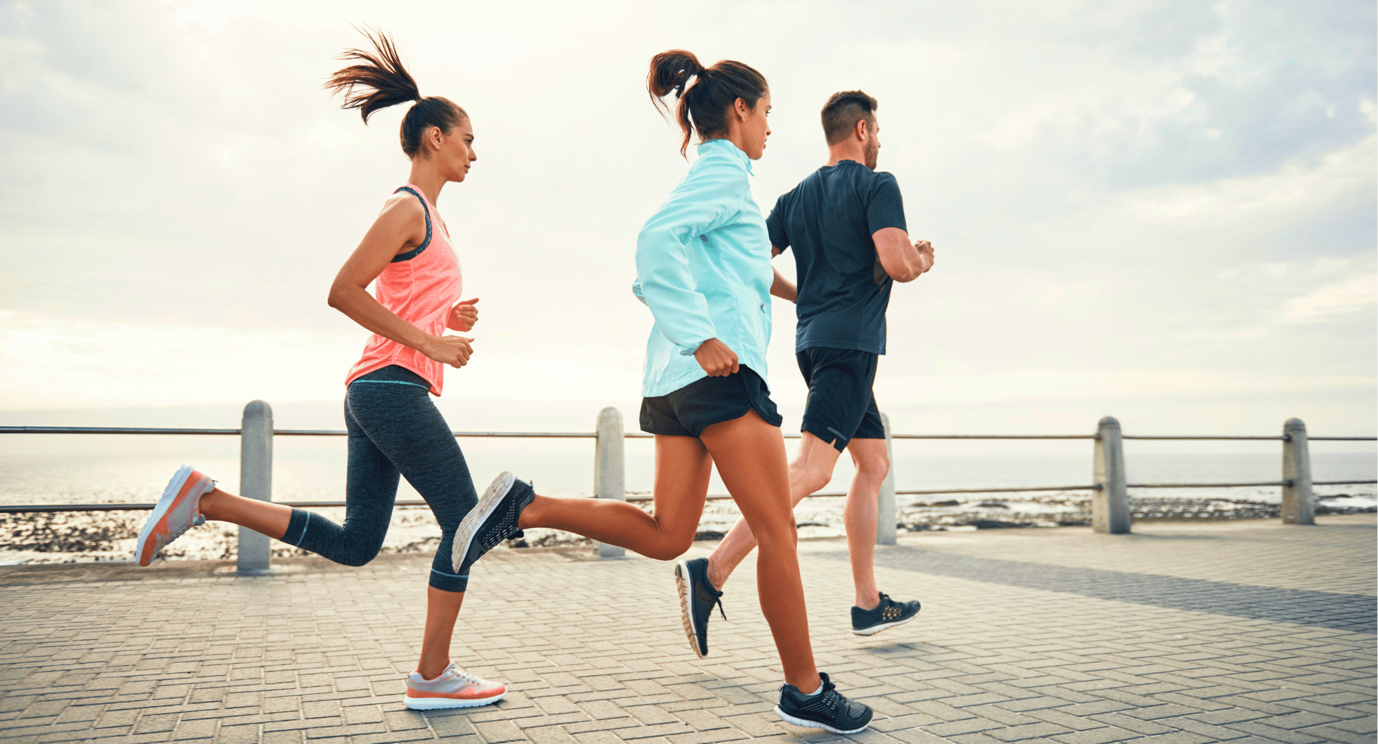 Zwei Frauen und ein Mann beim Joggen – Sportmode für Damen und Herren bei Kimpel Mode & Sport