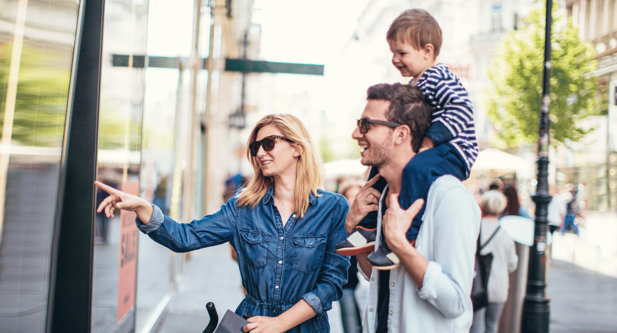 Familie beim Stadtbummel – Mode für die ganze Familie bei Kimpel Mode & Sport