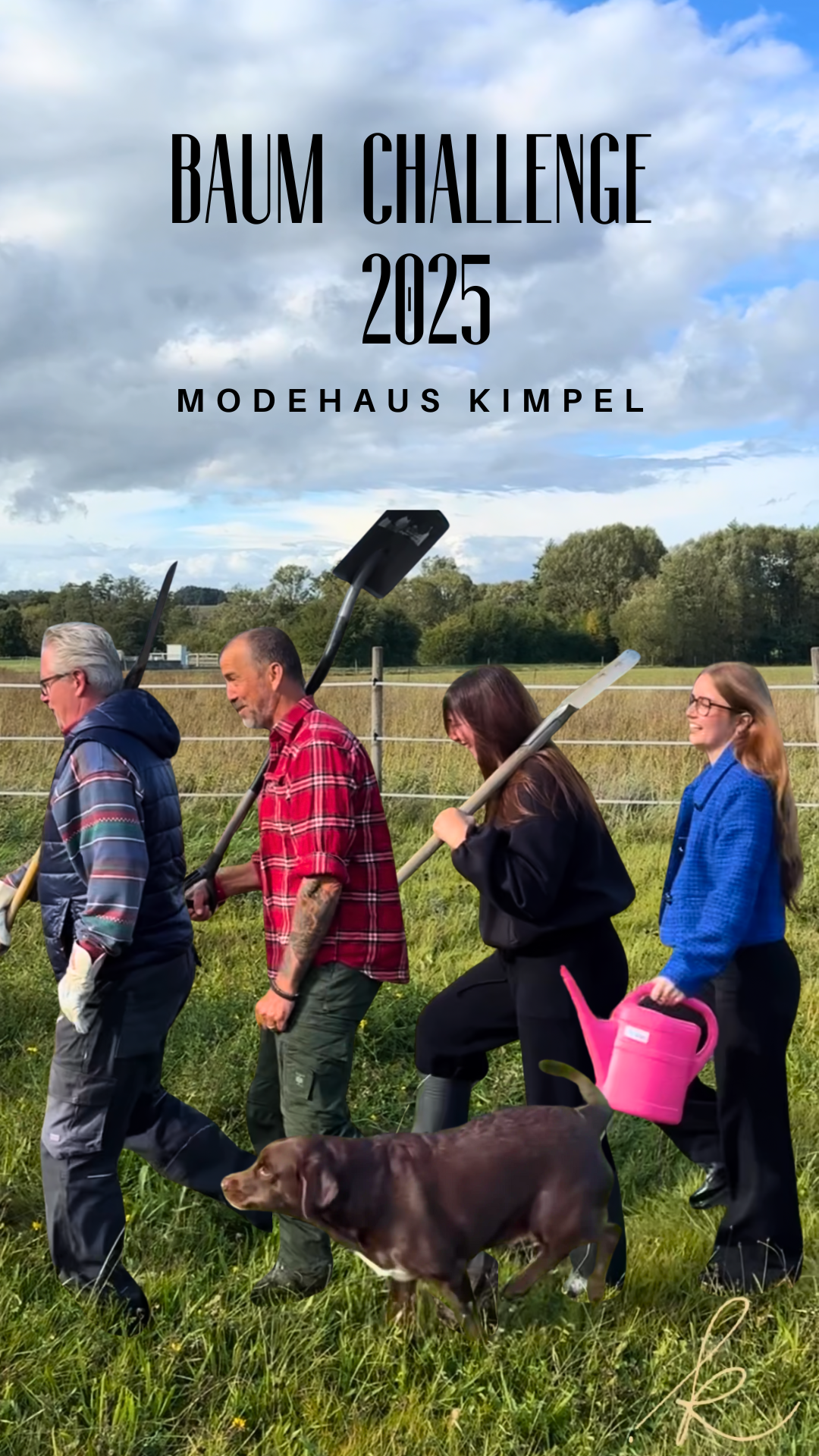 Mitarbeitende vom Modehaus Kimpel laufen mit Spaten, Gießkanne und Hund über eine grüne Weide – Aktion im Rahmen der Baum Challenge 2025 zur Unterstützung von Umweltprojekten.