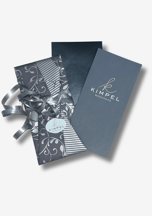 Geschenkgutschein vom Modehaus Kimpel mit edler Geschenkverpackung in Schwarz und Silber, verziert mit Schleife – ideal zum Verschenken von Modefreude