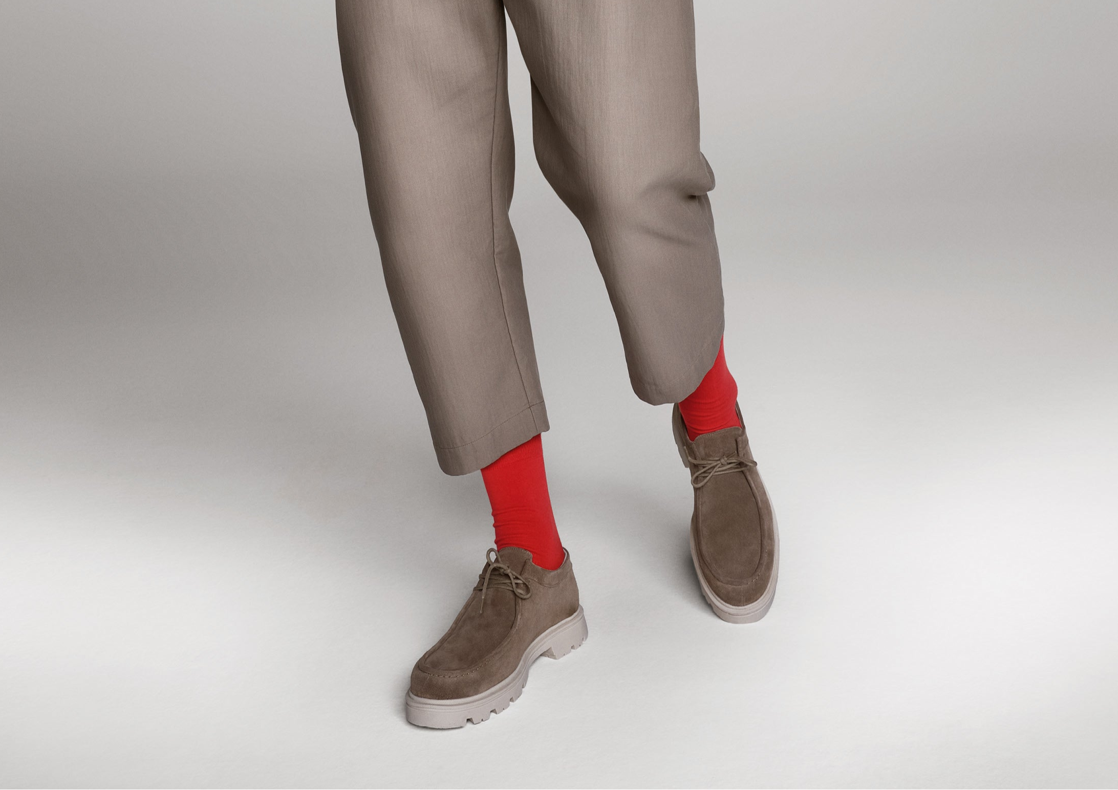 Rote Business-Socken in Kombination mit eleganter Stoffhose und braunen Wildleder-Schuhen