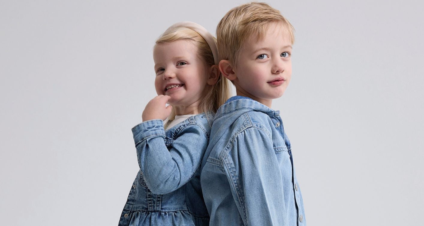Zwei Kinder in Jeansjacken – Mode für coole Girls und Jungs bei Kimpel Mode & Sport