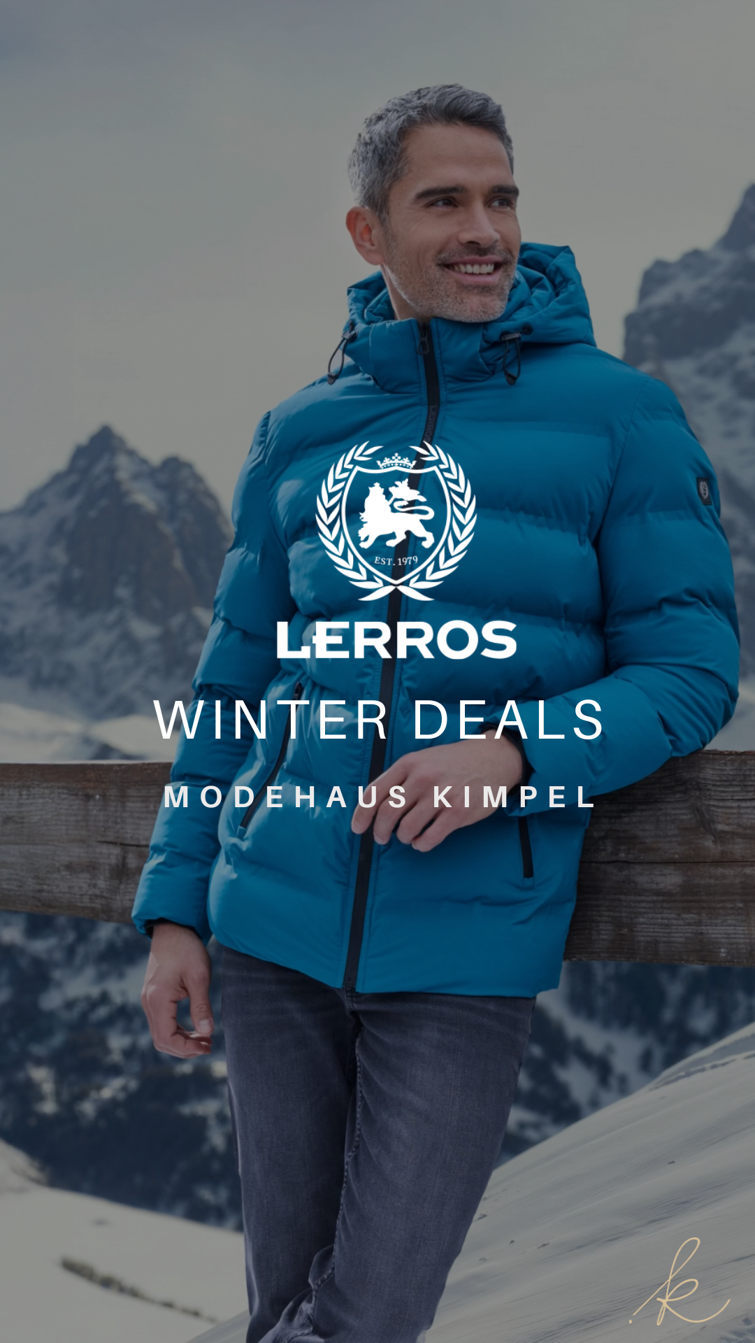 Mann in blauer Winterjacke lehnt lächelnd an einem Holzzaun mit verschneiten Bergen im Hintergrund. Text auf dem Bild: „LERROS Winter Deals – Modehaus Kimpel“.