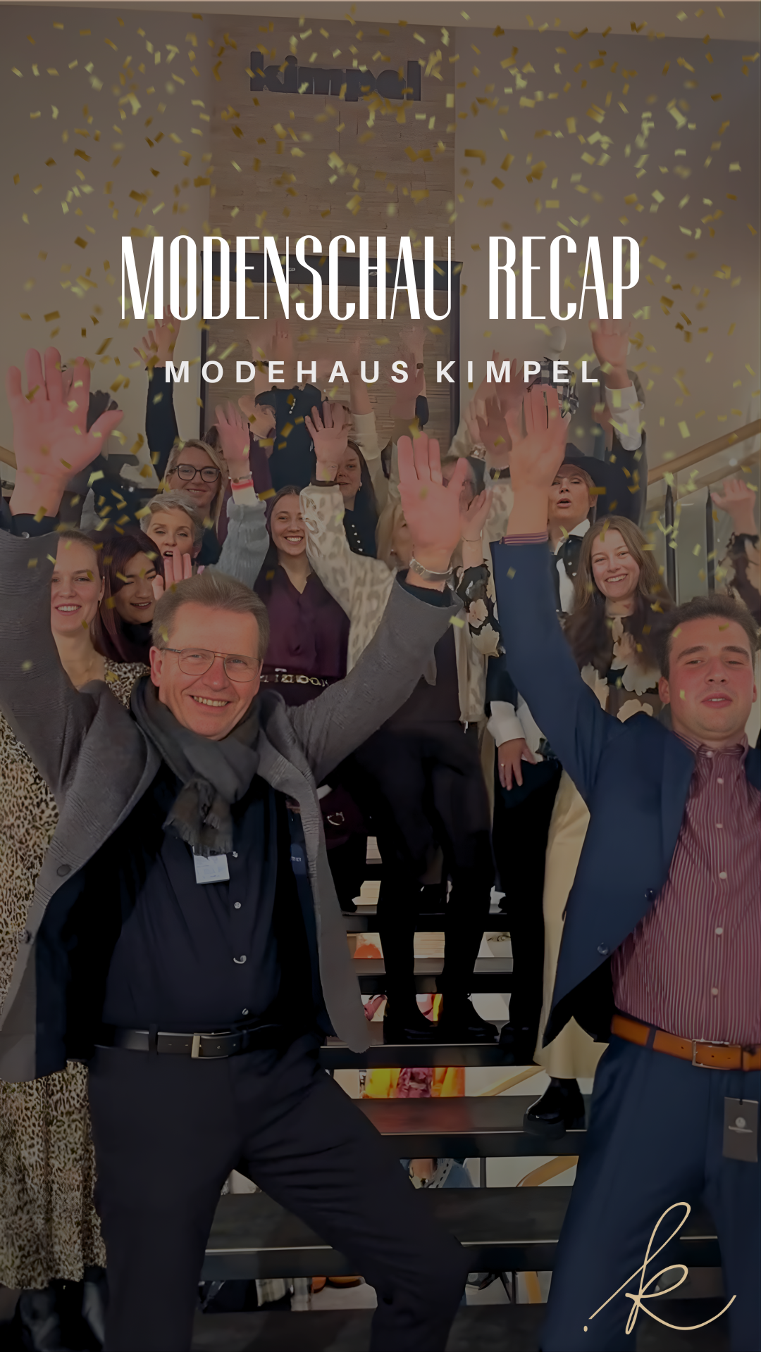 Gruppenfoto der Models nach der Modenschau – sie lachen und werfen jubelnd die Hände in die Luft.